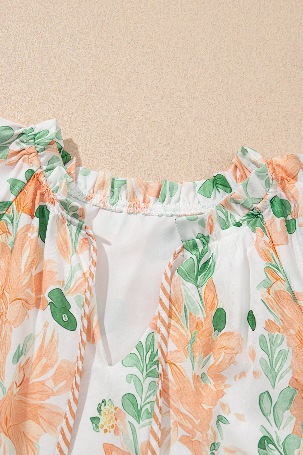 Mini-robe orange à manches courtes et bordures contrastées à fleurs