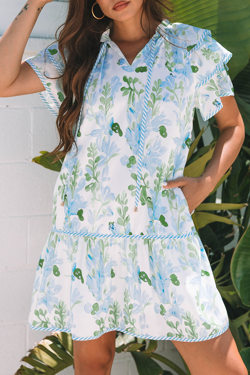 Mini-robe à manches courtes superposées et à bordures contrastées bleu ciel