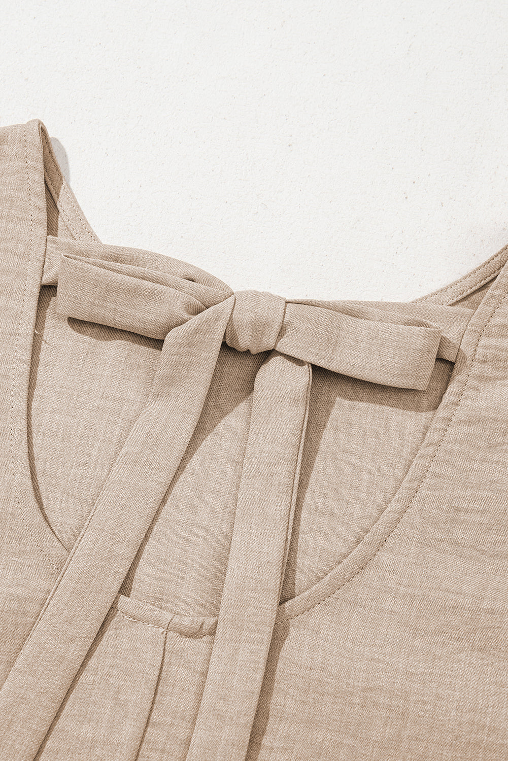 Robe courte sans manches gris fumé à dos échancré et ourlet à volants