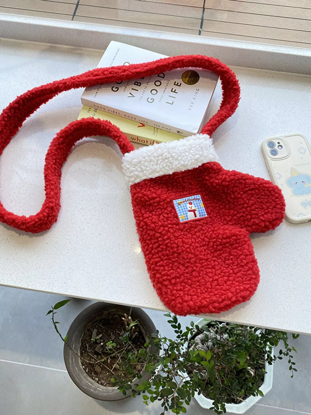 Christmas Mitten-Shaped Plush Crossbody Bag