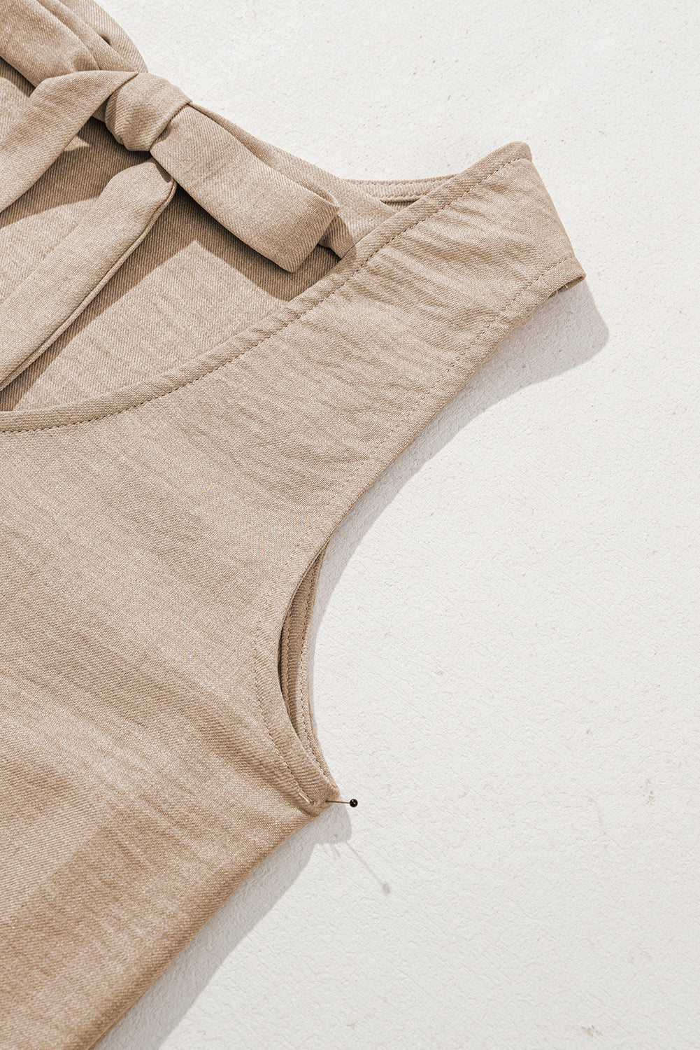 Robe courte sans manches gris fumé à dos échancré et ourlet à volants
