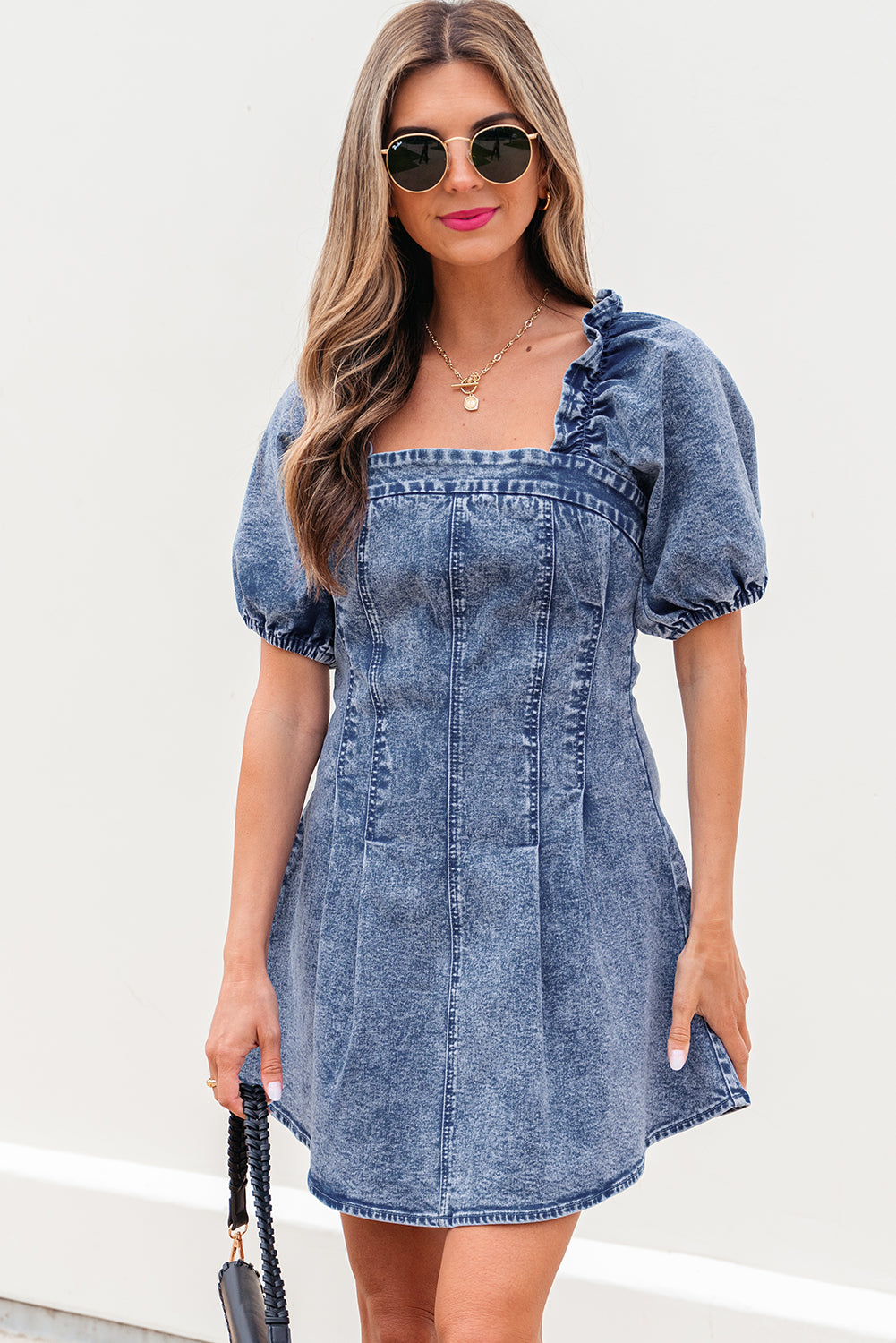 Robe courte en jean bleu à volants, col carré, manches bouffantes et bustier