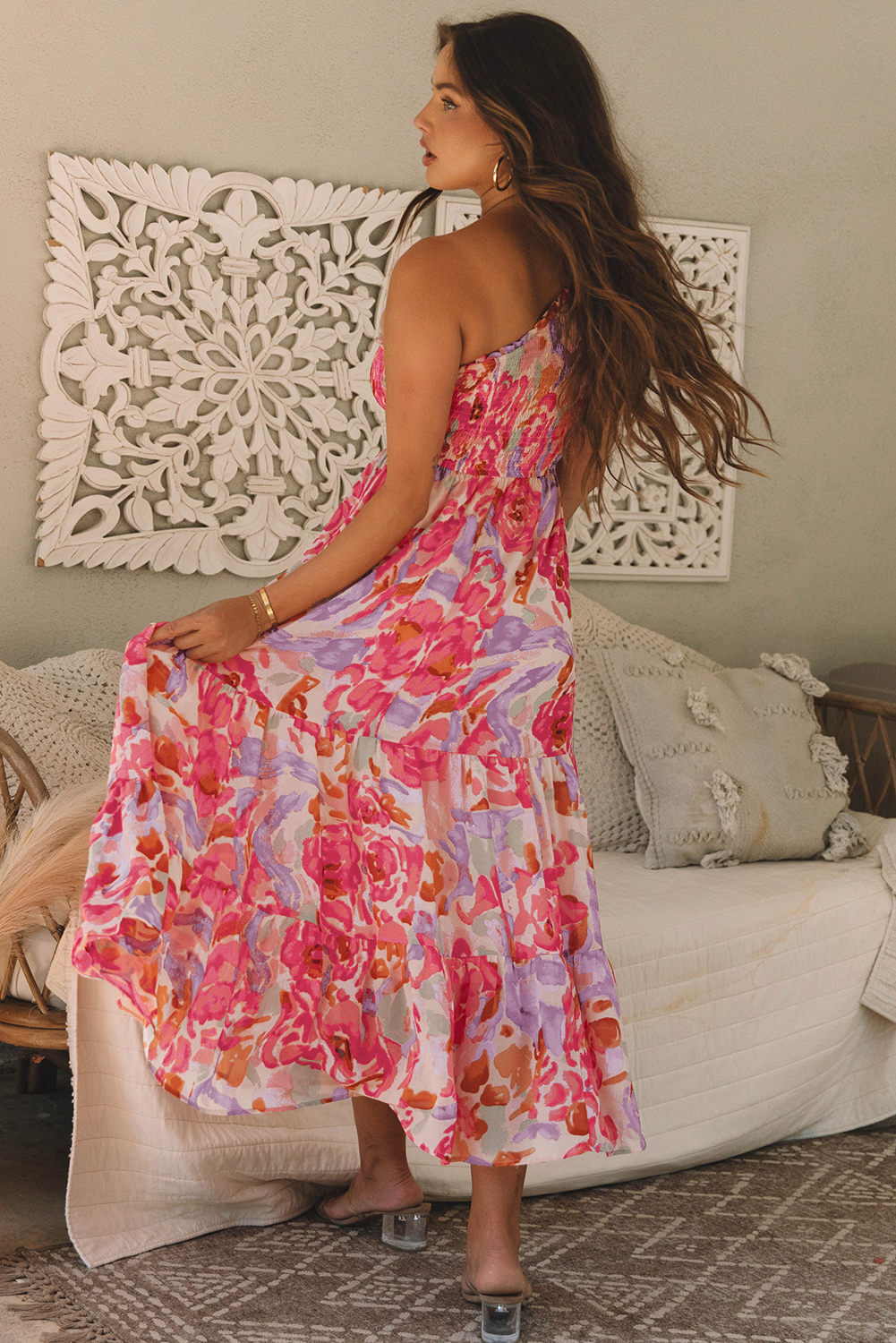 Robe longue froncée à une épaule et imprimé floral abstrait rose