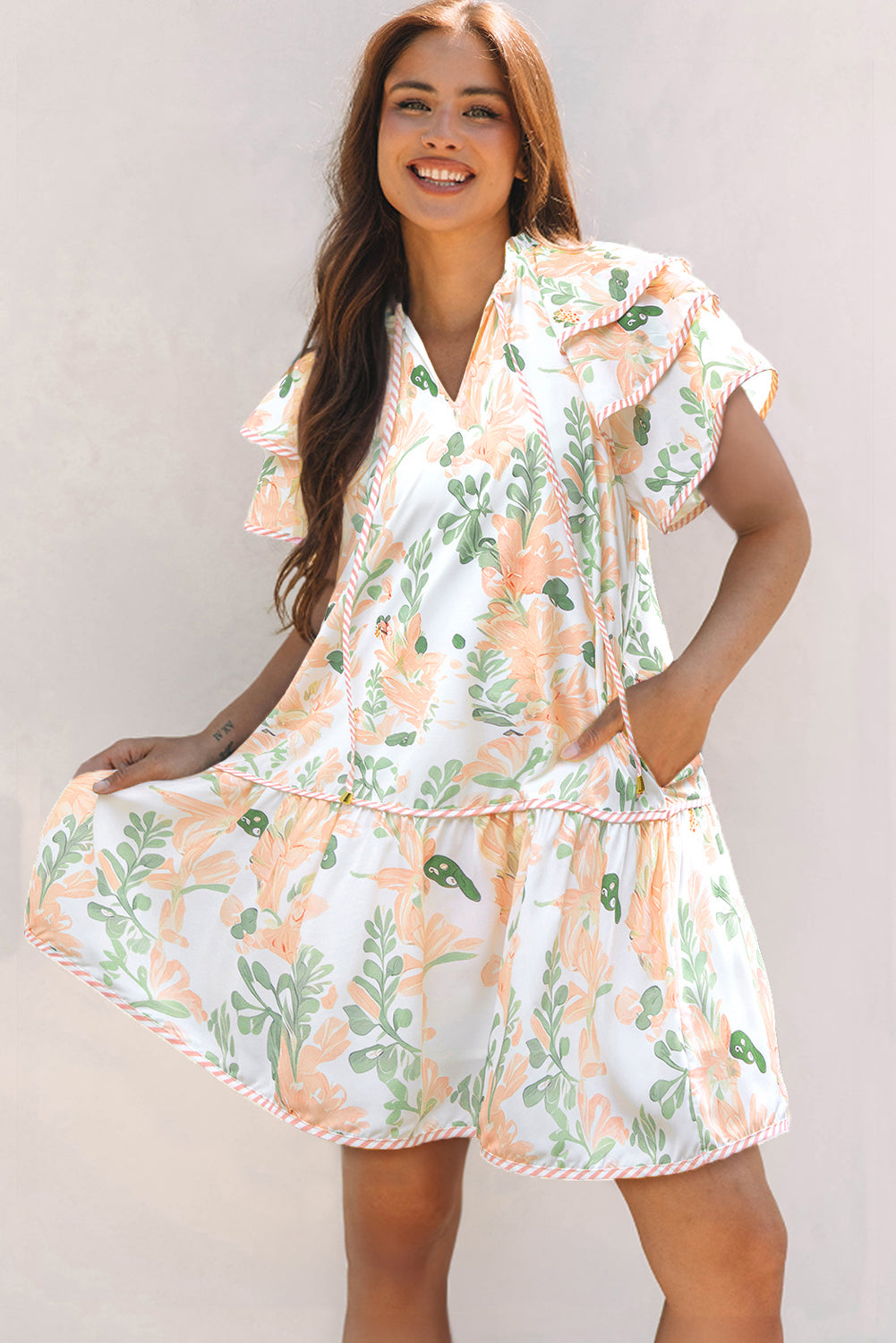 Mini-robe orange à manches courtes et bordures contrastées à fleurs