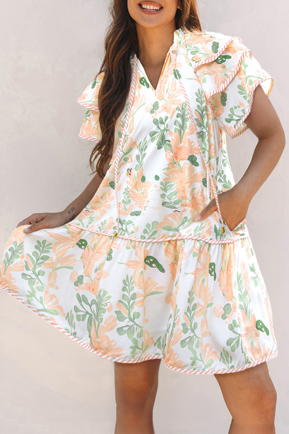 Mini-robe orange à manches courtes et bordures contrastées à fleurs