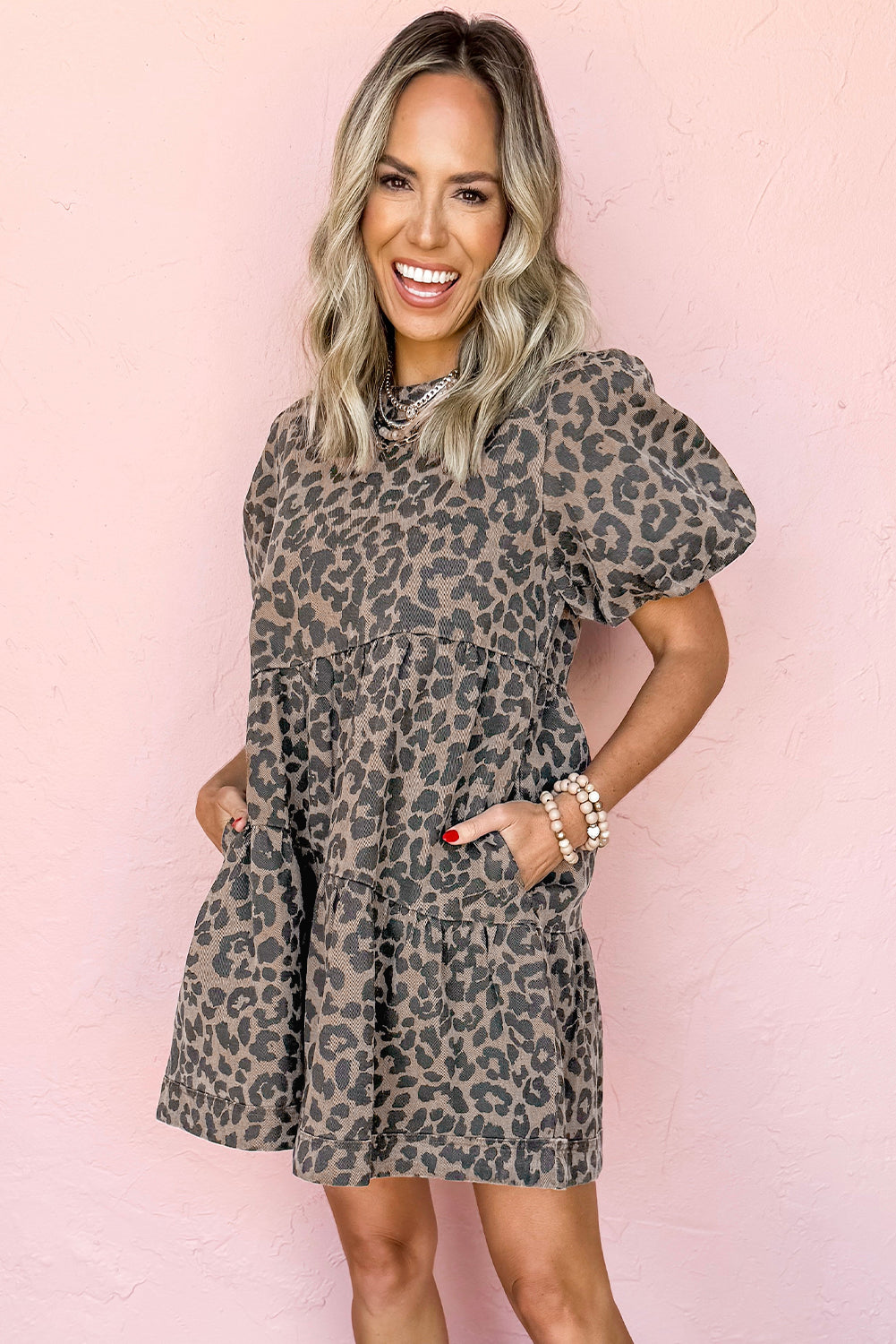 Mini-robe en jean marron à manches courtes bouffantes et imprimé léopard
