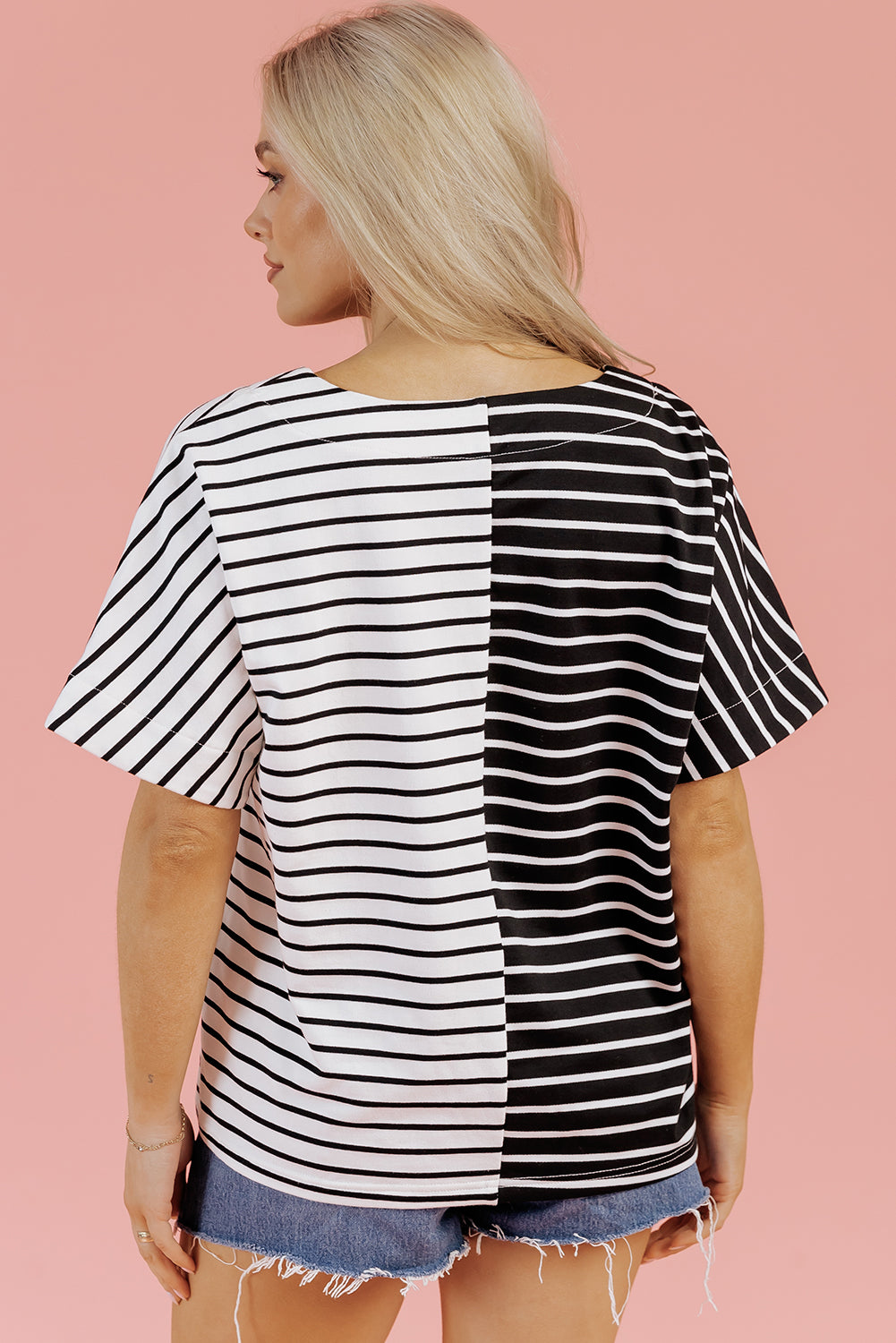 T-shirt col V à rayures noires bicolores