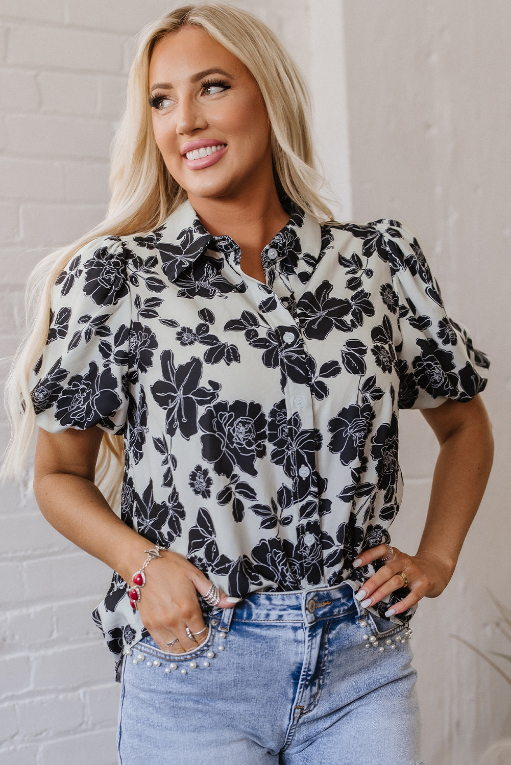 Chemise décontractée noire à manches bouffantes et motif floral