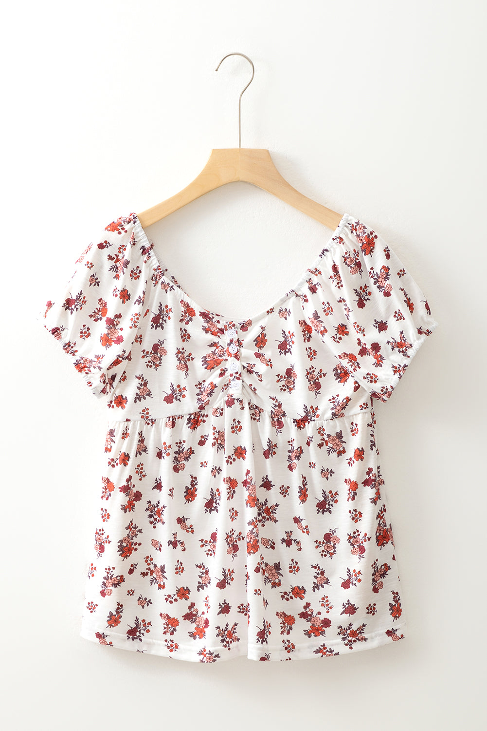 Chemisier blanc à manches courtes froncées et cintrées, style bohème floral