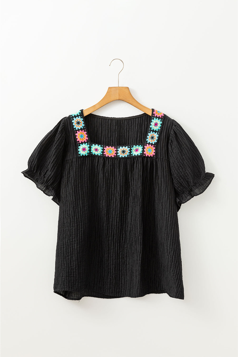Haut fluide noir à col carré et manches courtes à volants, motif floral au crochet, grande taille
