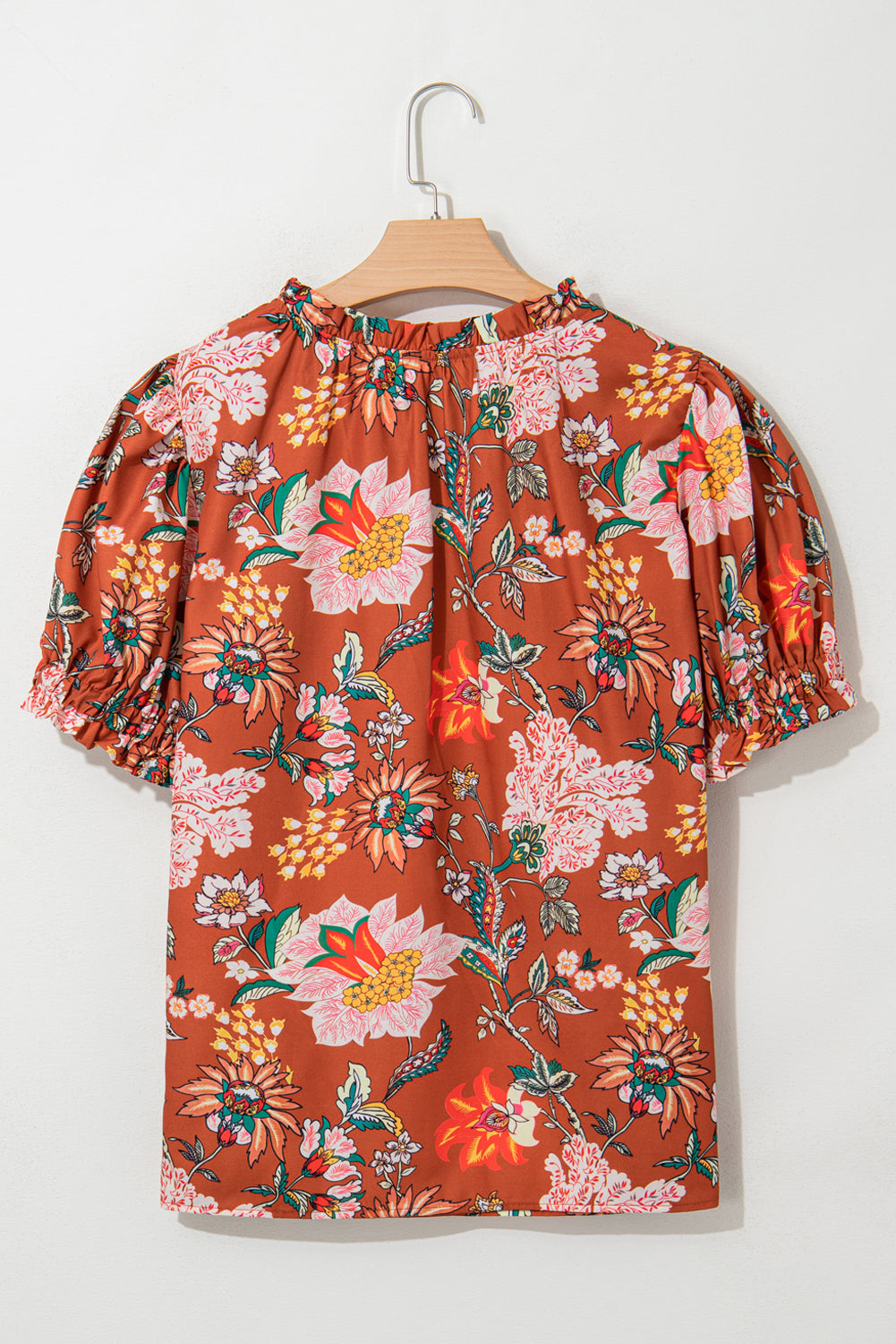Chemisier marron à manches courtes bouffantes et col en V avec bordure à volants et motif floral cousu