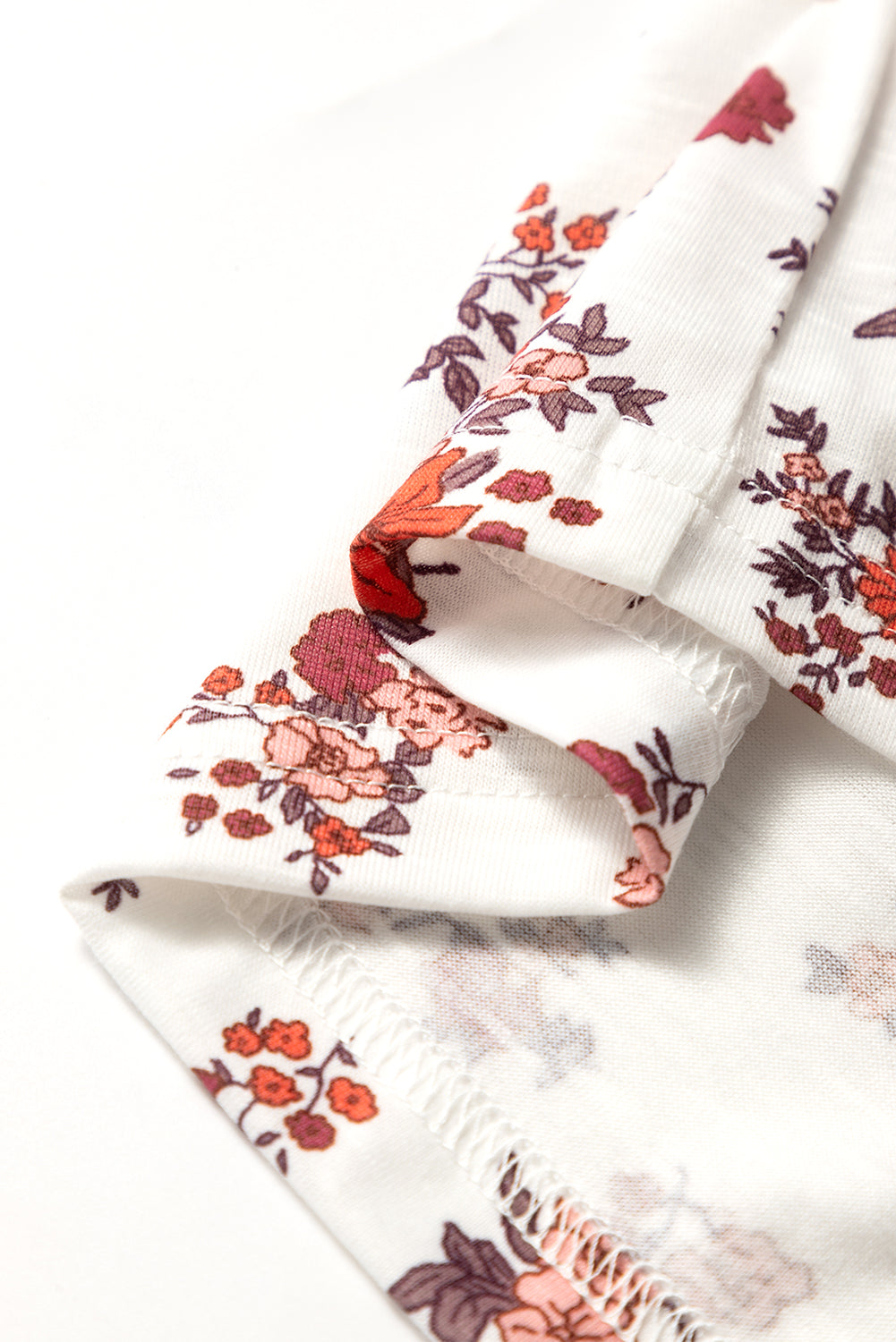 Chemisier blanc à manches courtes froncées et cintrées, style bohème floral