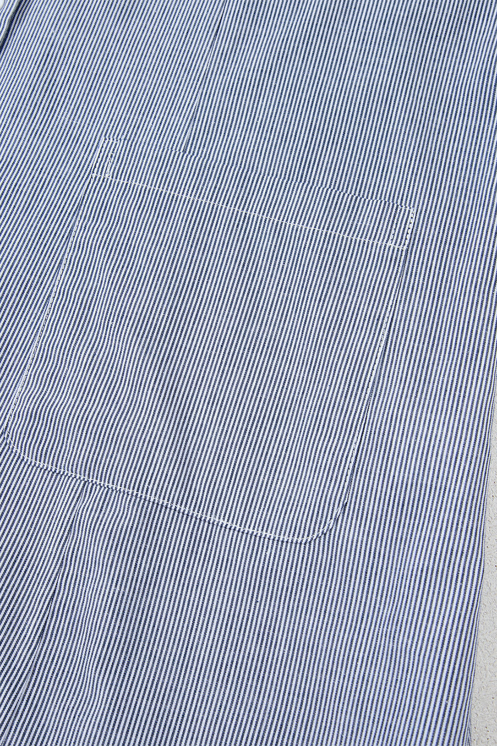 Robe courte boutonnée à rayures bleues, col sans manches, poche avant, col à volants