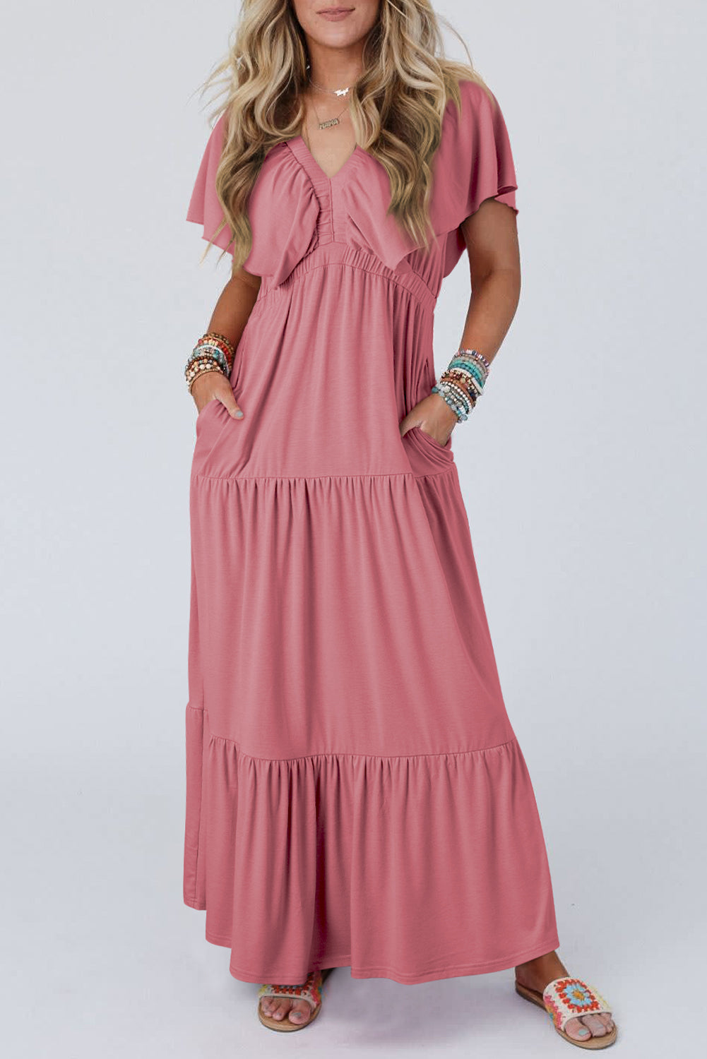 Robe longue texturée rose à col en V et manches flottantes à volants