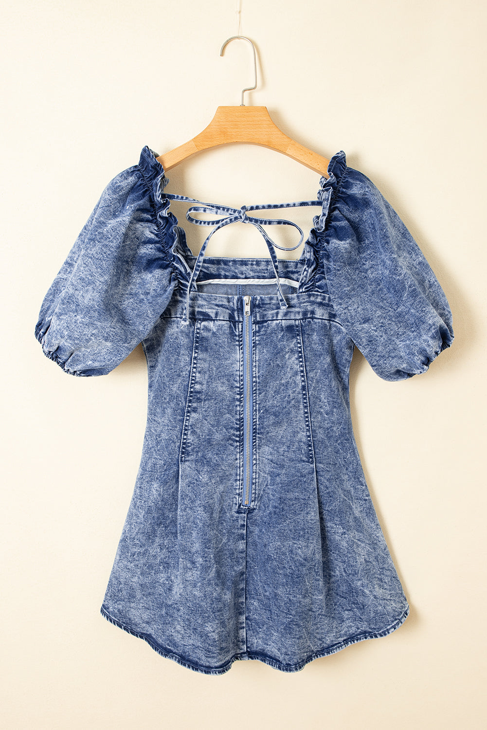 Robe courte en jean bleu à volants, col carré, manches bouffantes et bustier
