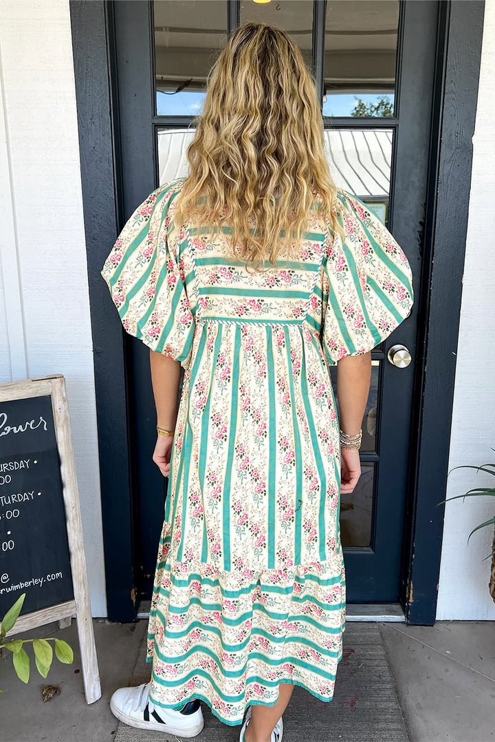 Robe mi-longue à rayures multicolores et imprimé floral, col fendu et manches bouffantes