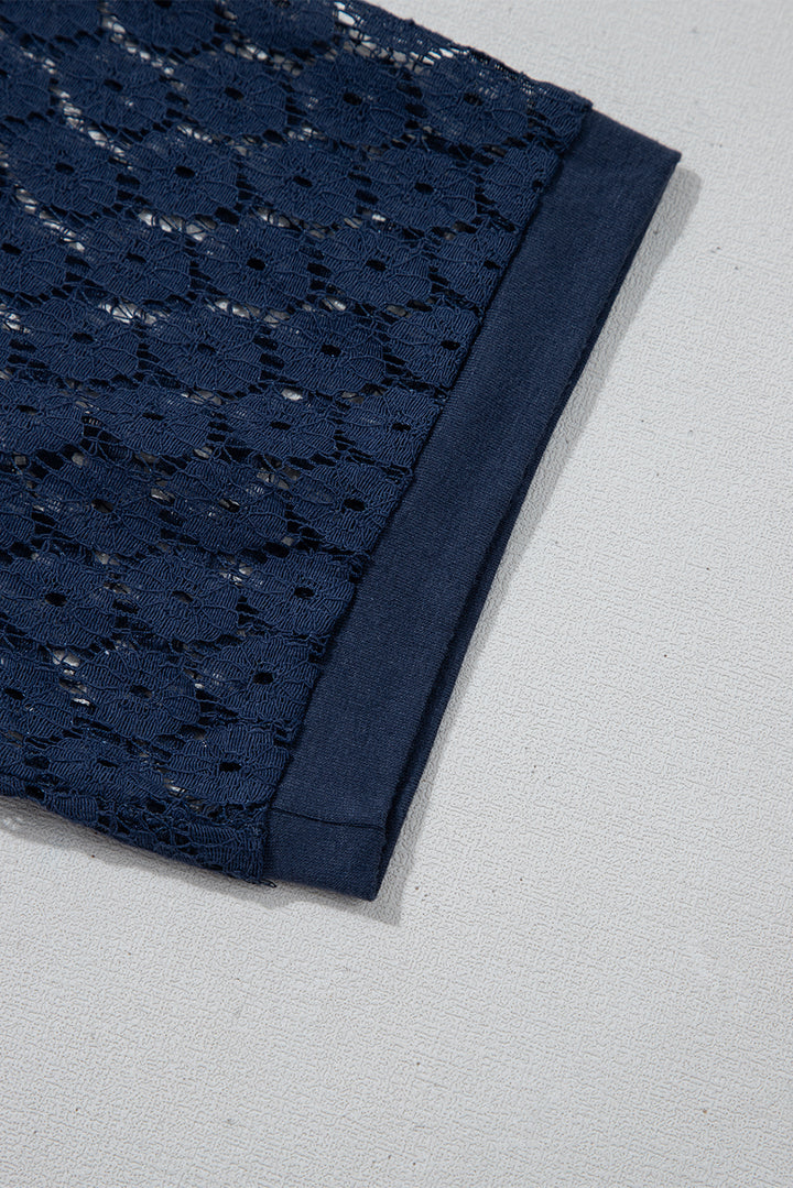 Robe droite bleu marine à manches raglan et détails plissés en dentelle contrastante