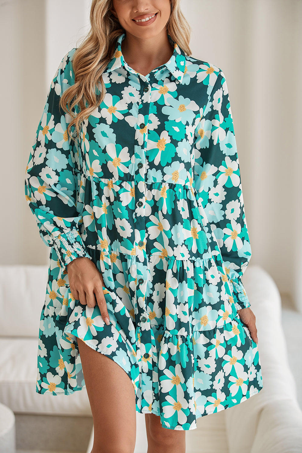 Mini-robe à volants et imprimé floral vert noirâtre, avec poignets froncés