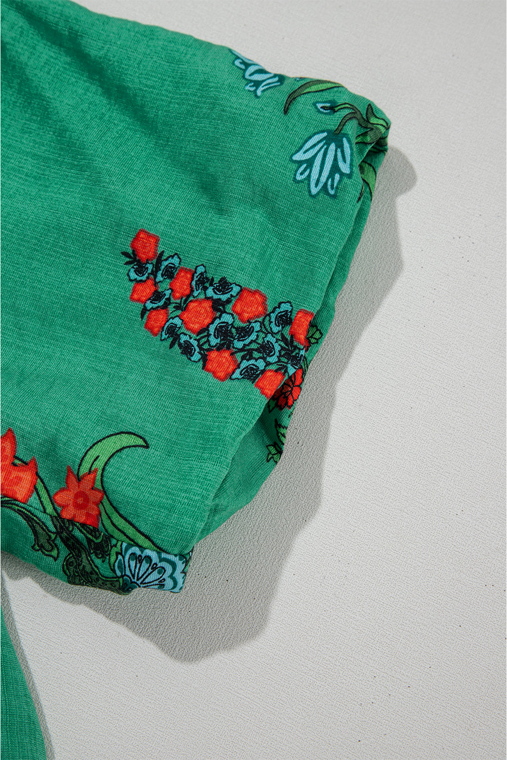 Chemisier à manches courtes et col en V boutonné à imprimé floral vert vif